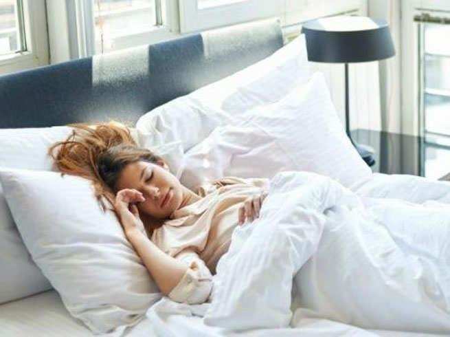 वर्ल्ड स्लीप डे स्पेशियल : – 8 घंटे की नींद लेना है बेहद जरूरी बचाती है कई बीमारियों से