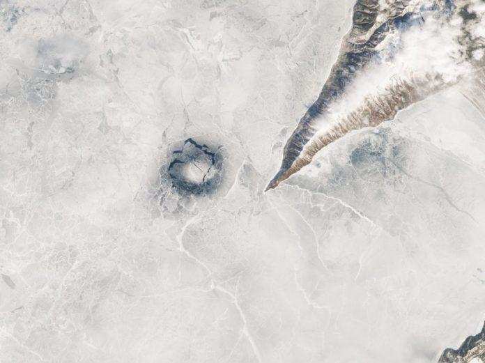 दुनिया की सबसे गहरी झील में रहस्यमय ‘बर्फ के छल्ले’ बनाने का कारण क्या है?