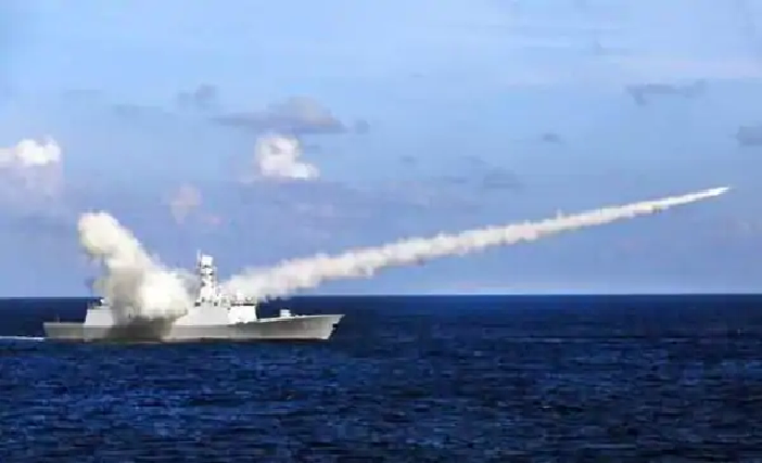 US china tension: अमेरिका और चीनी नौसेना के बीच बढ़ा तनाव, रूस ने भी बढ़ाई सैन्य गतिविधियां