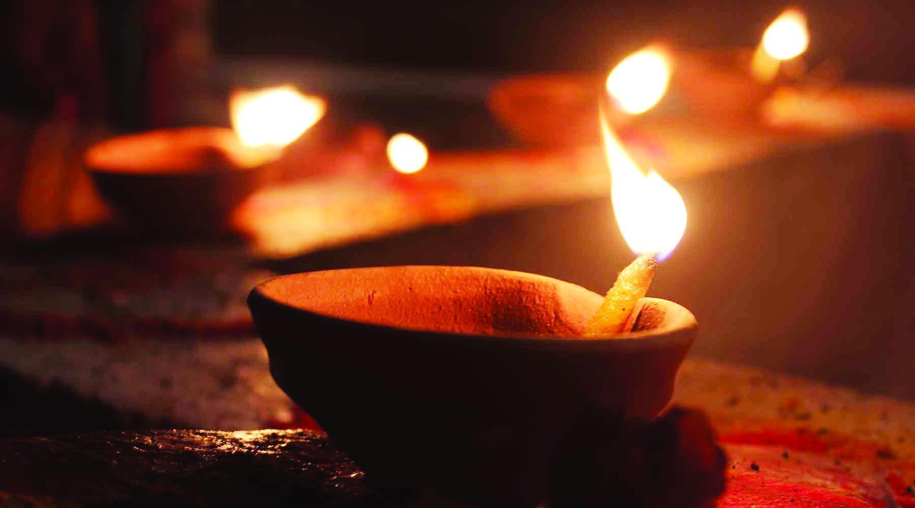Vastu Tips: सुबह शाम दीपक जलाने के हैं कई फायदे, जानिए नियम और महत्व