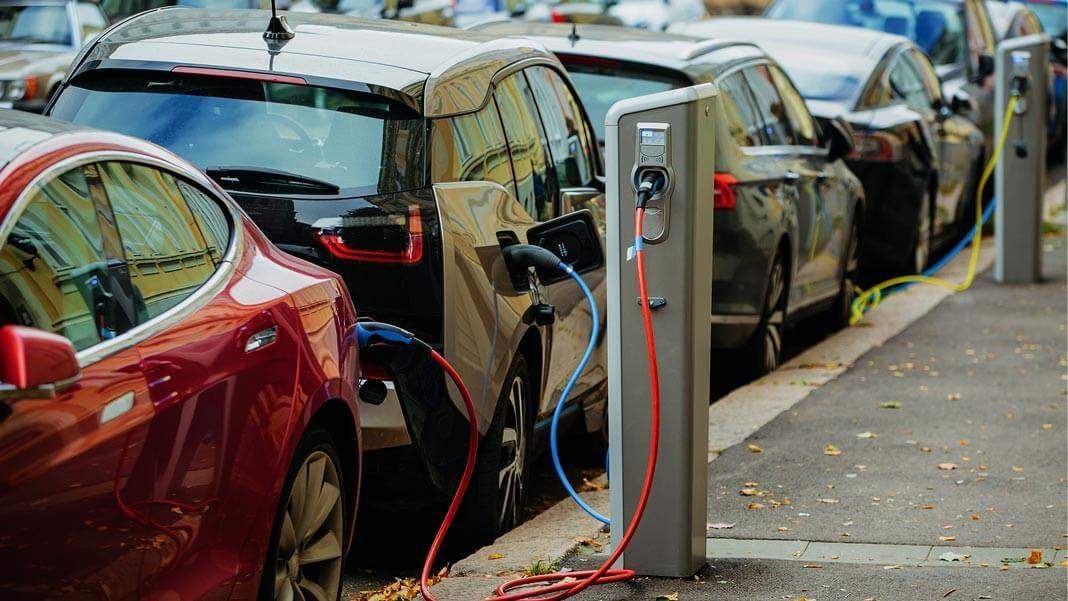 बैटरी की गिरती लागत ने पिछले कुछ वर्षों में इलेक्ट्रिक वाहनों को सस्ता कर दिया है
