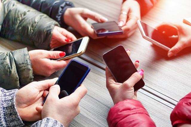 किशोरों में स्मार्टफोन के नियंत्रित इस्तेमाल का बढ़ता रुझान : शोध