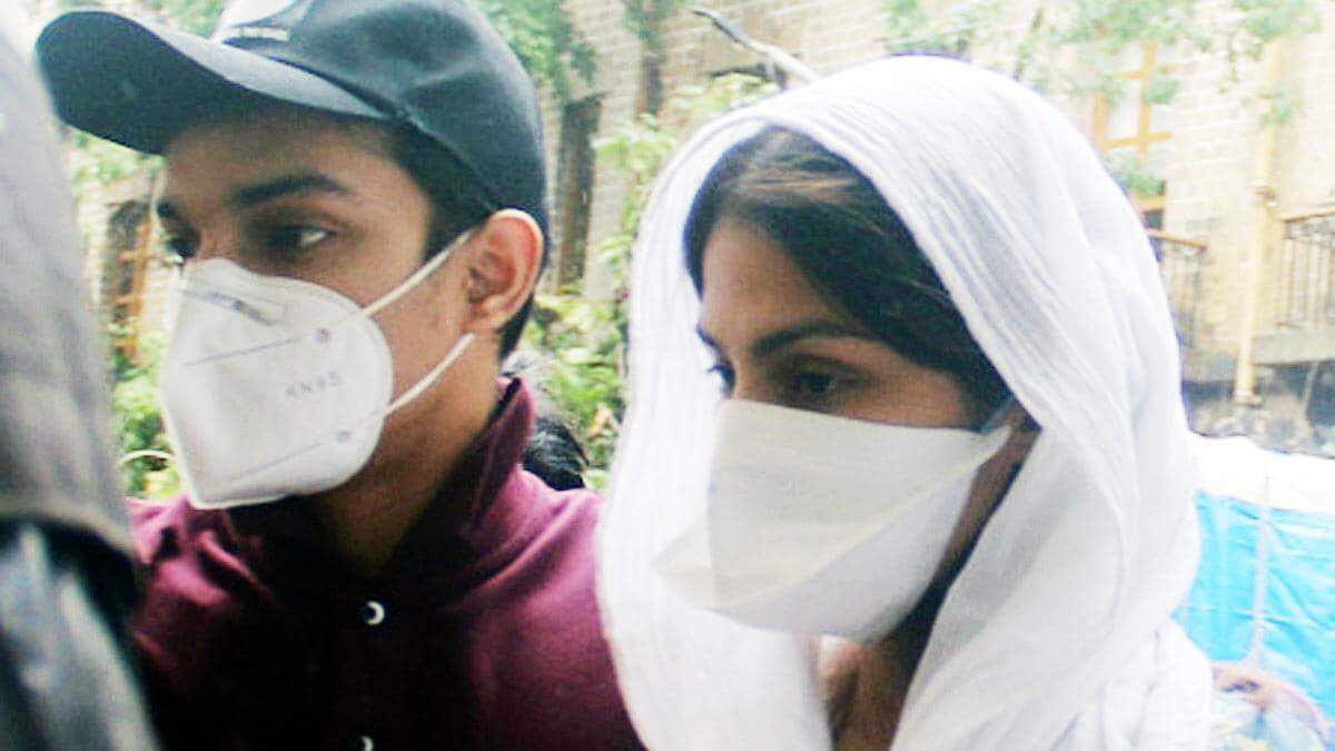 SSR Death Case: जेल से छूटते ही रिया चक्रवर्ती ने लिया एक्शन, हाई कोर्ट से सुशांत की बहनों की FIR रद्द करने की अपील