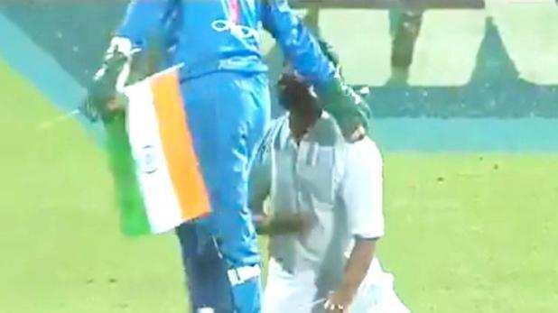 IND-NZ : भारत मैच तो हार गया, लेकिन धोनी के इस नेक काम ने सबका दिल जीत लिया