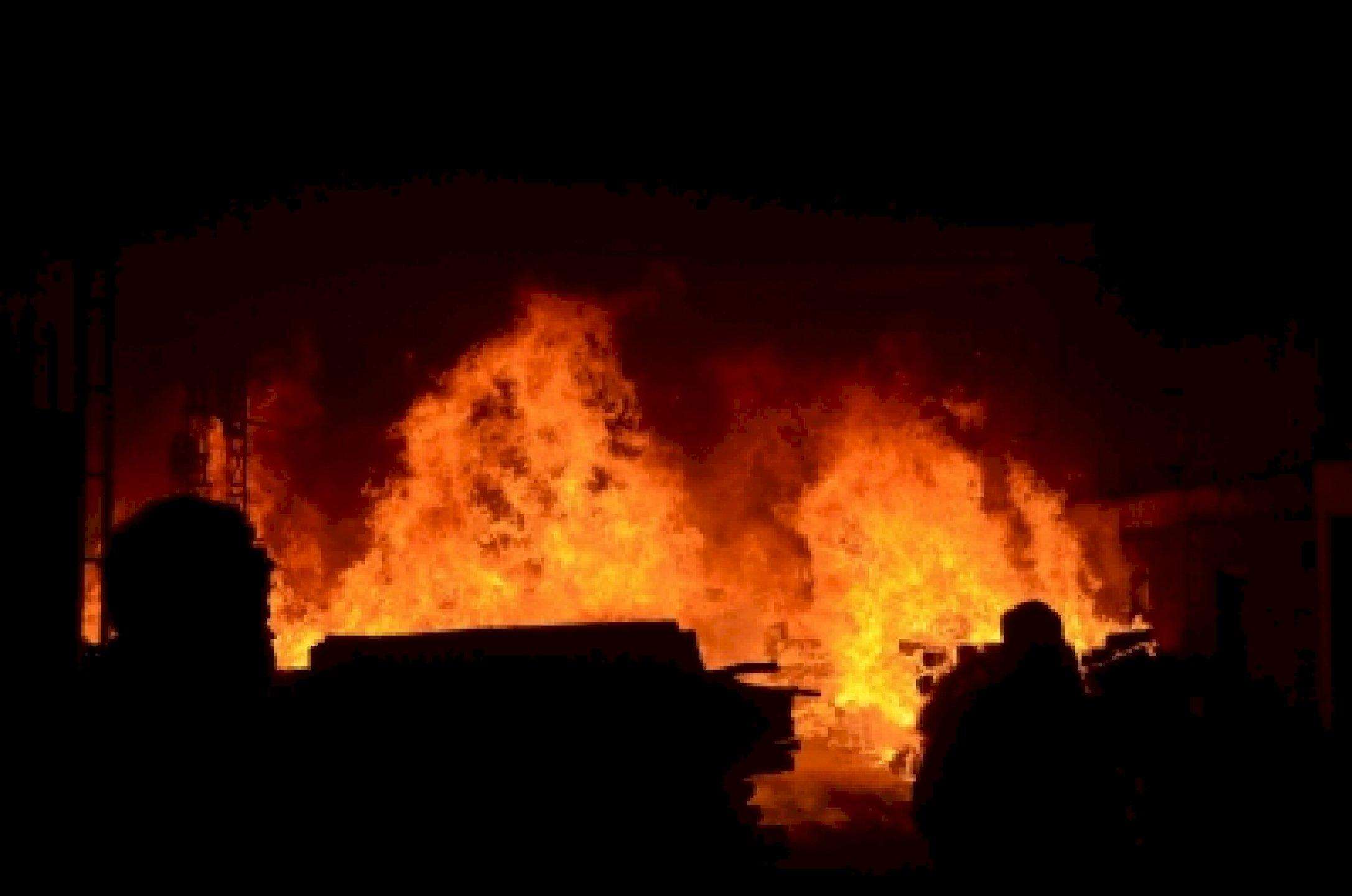आईएस आतंकवादियों ने Iraq में 2 तेल के कुओं में लगाई आग