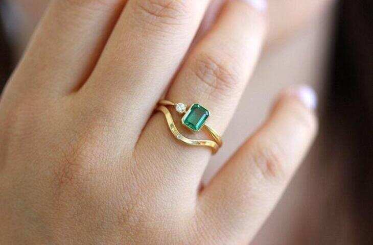 budh grah related gem stone wearing emerald gem stone is a boon for Gemini people