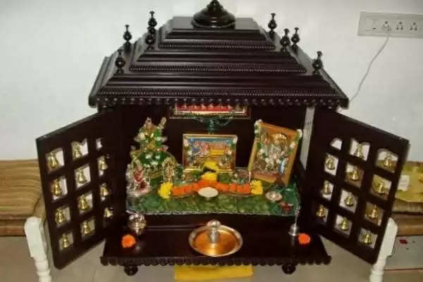 क्या आप भी चाहते हैं घर में सुख शांति, तो ठीक करें घर के मंदिर का वास्तु