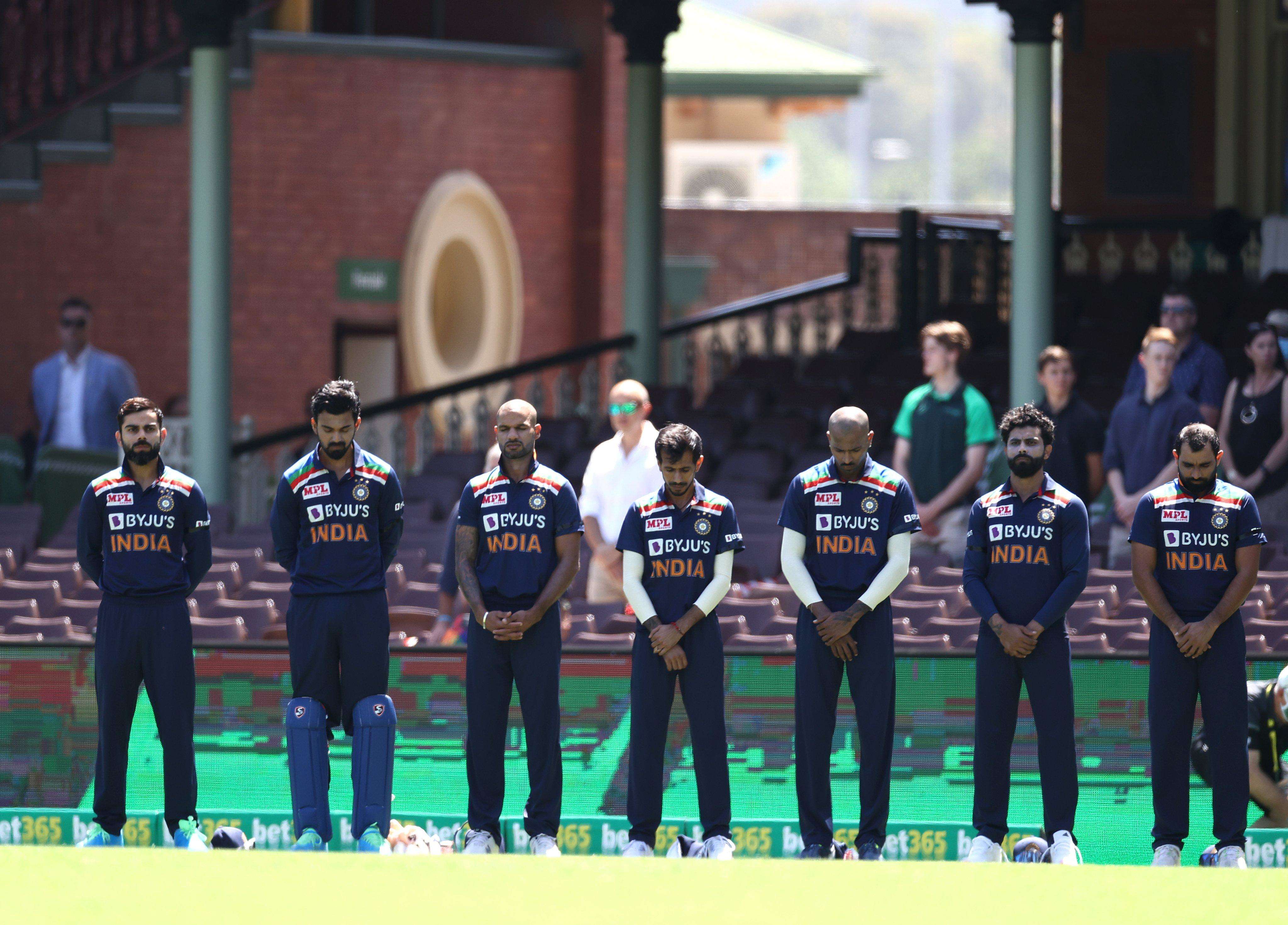 AUS vs IND,  First ODI: जानिए आखिर क्यों काली पट्टी बांधकर उतरे भारत और ऑस्ट्रेलिया के खिलाड़ी