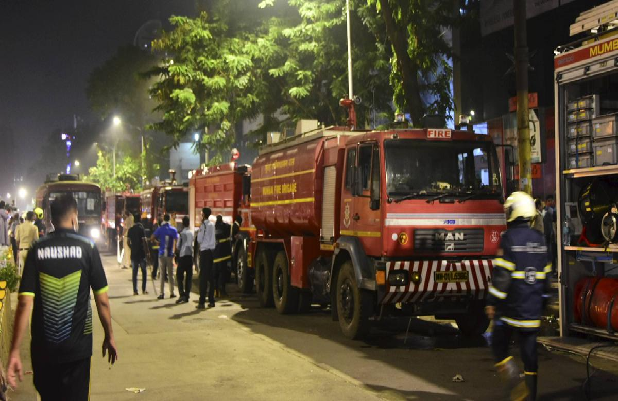 Mumbai Mall Fire: मुंबई के शॉपिंग मॉल में भीषण आग, बगल की इमारत से हटाए 3500 लोग….