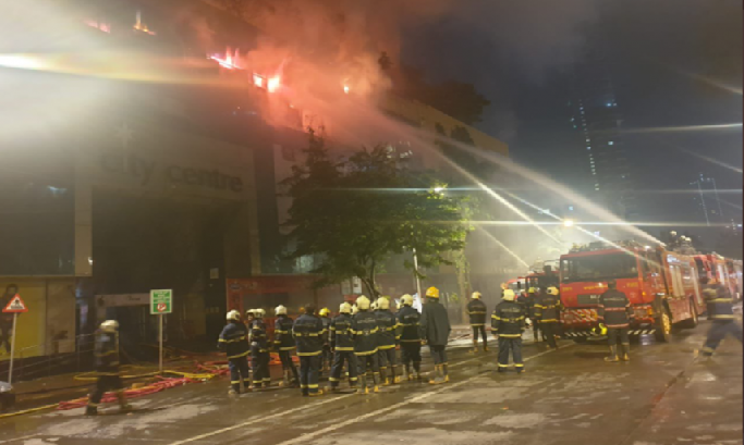 Mumbai Mall Fire: मुंबई के शॉपिंग मॉल में भीषण आग, बगल की इमारत से हटाए 3500 लोग….