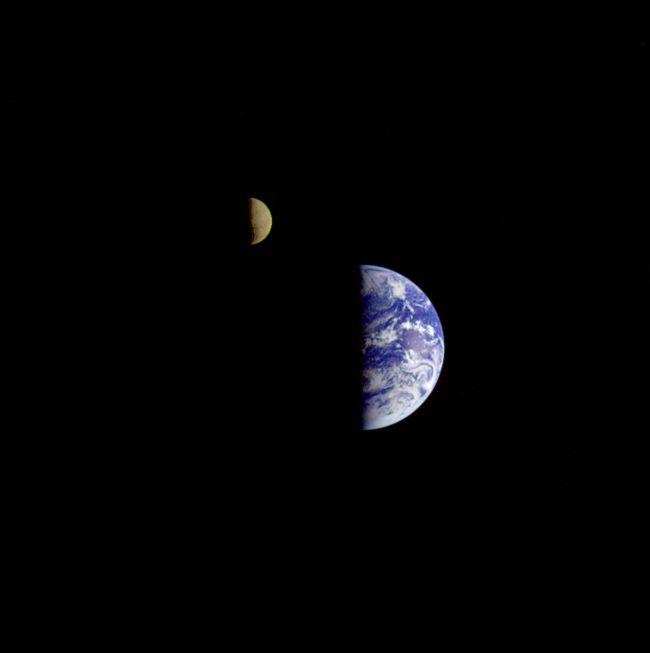 वायेजर 1  ने पृथ्वी-चंद्रमा प्रणाली की पहली तस्वीर ली