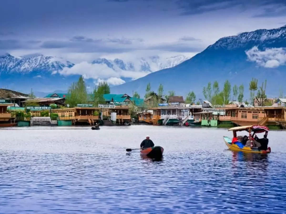 Travel: डल झील की यात्रा करने का एक अलग ही मजा है, अगर आप कश्मीर जाएं तो इस जगह की यात्रा जरूर करें