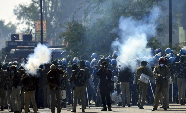 Farmers Protest: दिल्ली में किसानों का हल्लाबोल जारी, टिकरी-सिंधु बॉर्डर पूरी तरह से बंद….