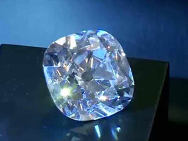 हीरा कृत्रिम है या असली, पहचान कर पहनें