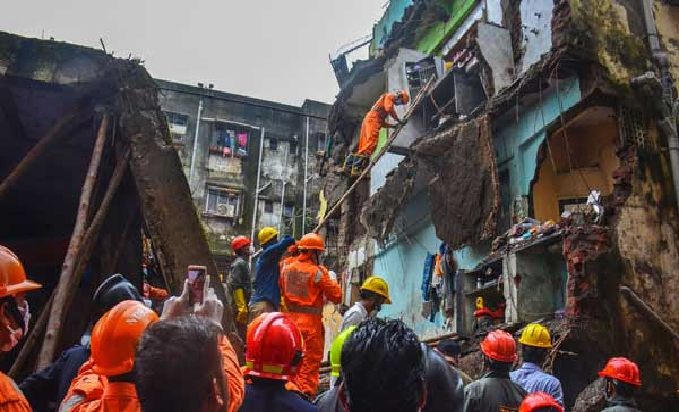 Bhiwandi building collapse: भिवंडी हादसे में मरने वालों की संख्या 40 हुई, तेज बारिश में भी सर्च ऑपरेशन