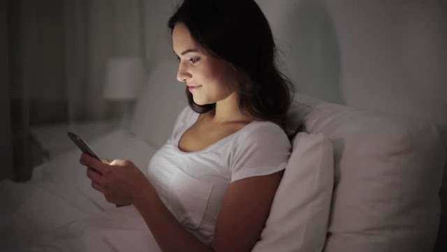 Health: रात में जागने की आदत, स्मार्टफोन का इस्तेमाल, जानें क्या है नुकसान?
