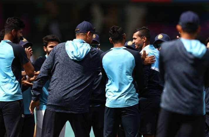 AUS vs IND:जसप्रीत बुमराह ने  नवदीप सैनी को टेस्ट कैप थमाते हुए कही बड़ी बात, देखें Video