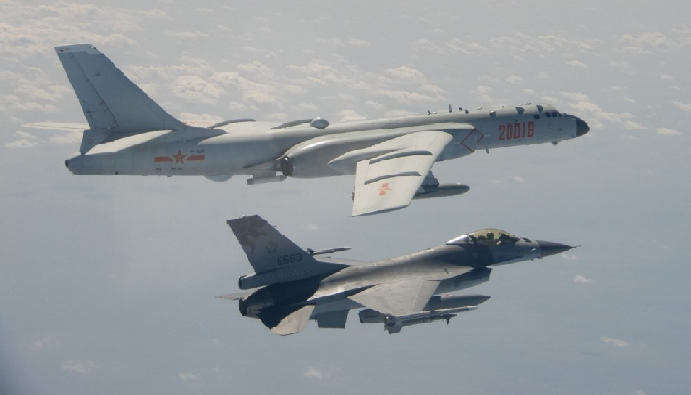 Chinese fighter jet cross Taiwan: चीन के 18 फाइटर जेट्स ने ताइवान की सीमा से भरी उड़ान, US को दी चेतावनी