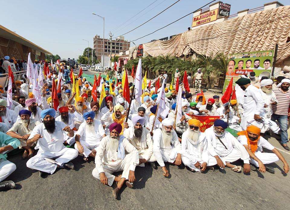 Farmers Protest:पंजाब में तालाबंदी के विरोध मेकिया किसानो ने प्रदर्शन