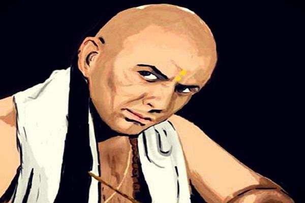 Chanakya niti: इनको भूलकर भी ना लगाए पैर, बर्बाद हो जाता है जीवन