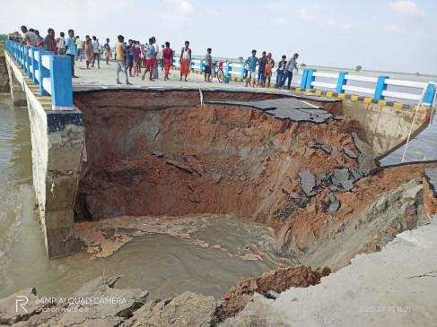 बिहार : गोपालगंज में रामजानकी पथ टूटने से कई जिलों का संपर्क टूटा