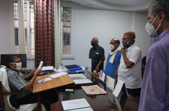 बिहार : विपक्षी दल पहुंचे आयोग, परंपरागत शैली से चुनाव की मांग