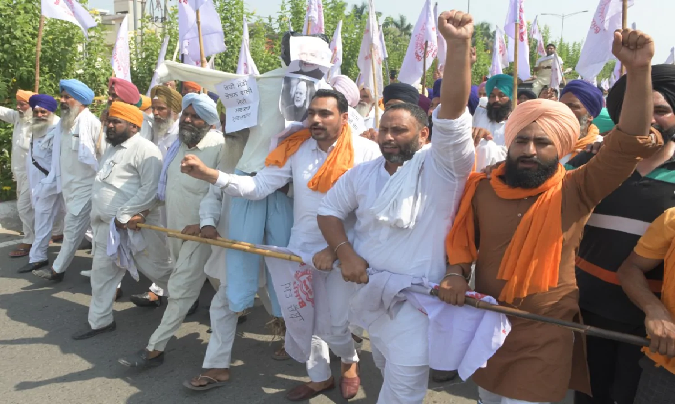 Farm bill Protest: दिल्ली प्रदर्शन करने आ रहे किसानों को नोएडा बॉर्डर पर रोका, सड़क पर लगा जाम