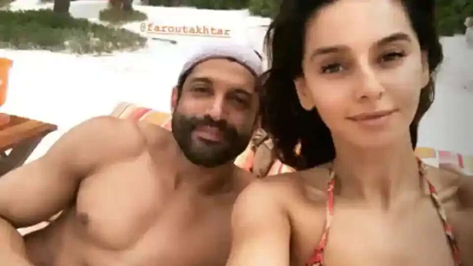Farhan Akhtar: फरहान अख्तर शिबानी के साथ एन्जॉय कर मालदीव वेकेशन, सामने आई रोमांटिक तस्वीरें ​