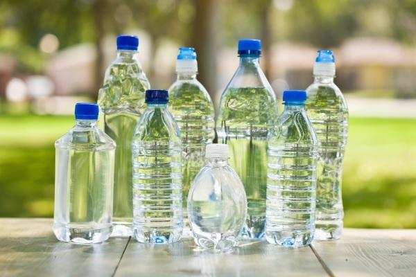 प्लास्टिक की बोतल में पानी रखना स्वास्थ के लिए सहायक है या संकेत, जानें इसके बारे में!