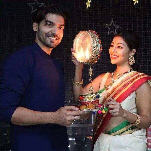 Karwa Chauth 2020: TV की इन अभिनेत्रियों ने इस अंदाज में अपने पतियों के साथ मनाया करवा चौथ का त्योहार, देखें तस्वीरें