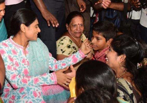 CM Jagan की बहन शर्मिला ने अपनी योजनाओं पर तेलंगाना के छात्रों से की बात