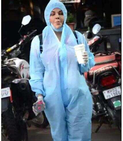 Rakhi Sawant: कोरोना काल में मुंबई की सड़कों पर पीपीई किट में नजर आई राखी सावंत, वायरल तस्वीरें और वीडियो