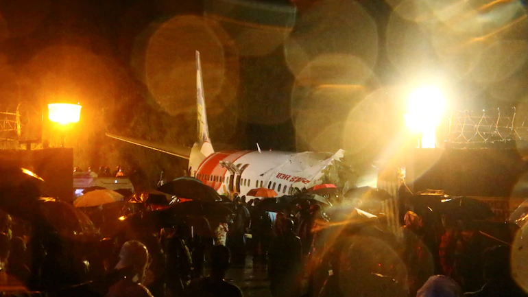 केरल विमान दुर्घटना से दुखी बॉलीवुड सेलेब्स, सोशल मीडिया पर जताया शोक