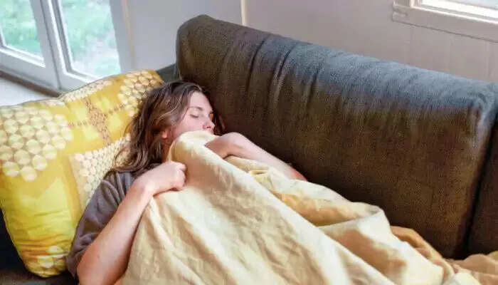 Health: सोफे पर सोना बीमारियों को न्यौता देना है, जानिए सच्चाई