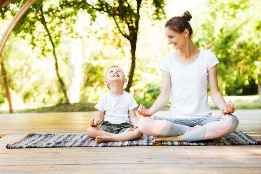 माता—पिता और बच्चो के बीच योगासन करने रिश्ता होता मजबूत