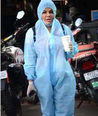 Rakhi Sawant: कोरोना काल में मुंबई की सड़कों पर पीपीई किट में नजर आई राखी सावंत, वायरल तस्वीरें और वीडियो