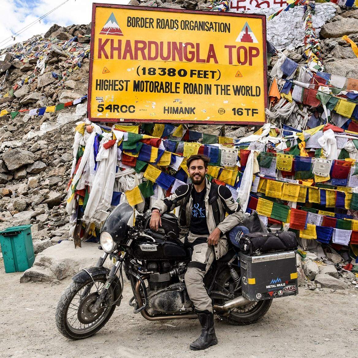 24 साल के इस राइडर ने बनाया बाइक चलाने का वर्ल्ड रिकॉर्ड, घूमे 6 महाद्वीप और 36 देश