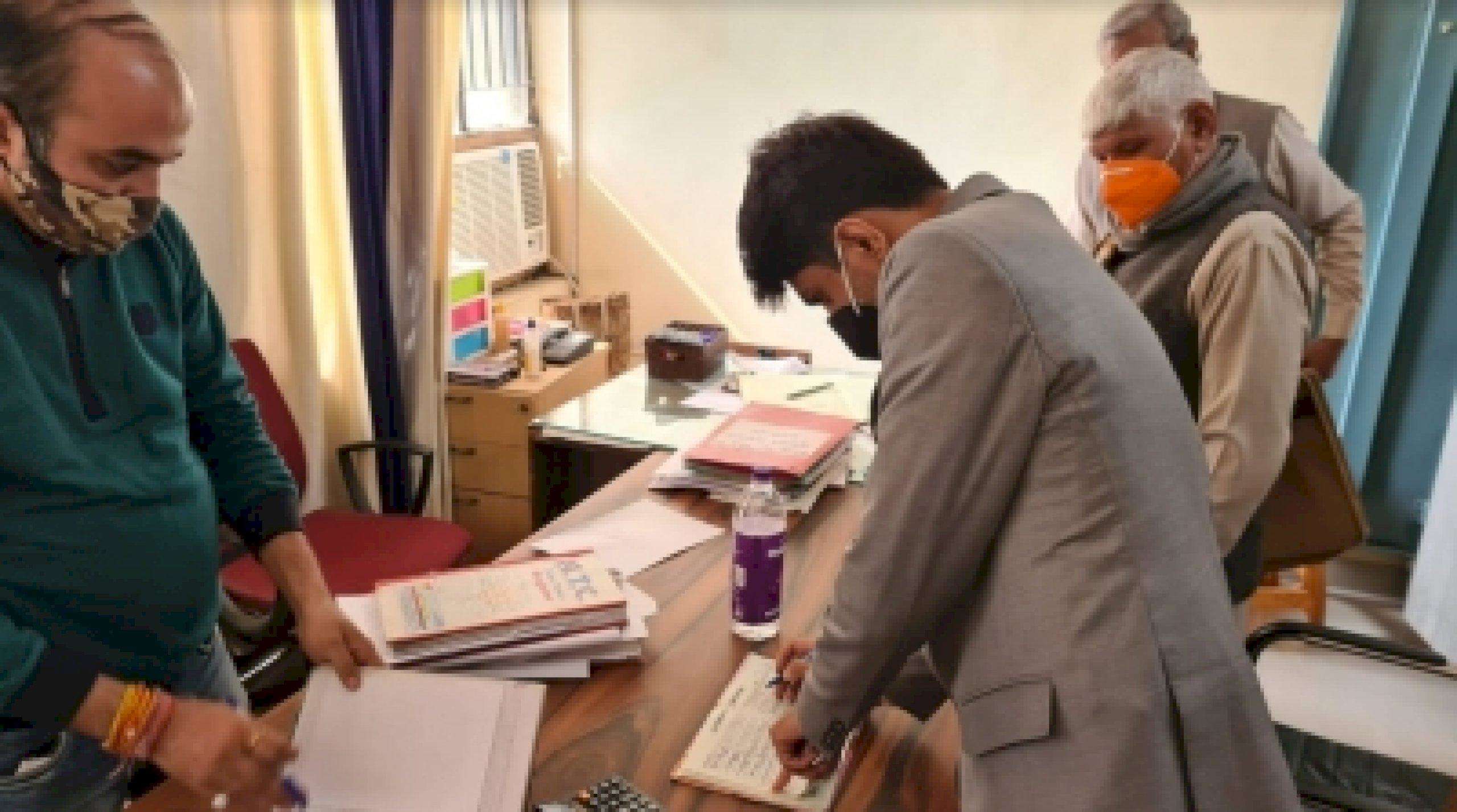 Gautam Budhnagar  जिलाधिकारी ने तीन कार्यालयों का किया औचक निरीक्षण, अनुपस्थित कर्मचारियों पर कार्रवाई