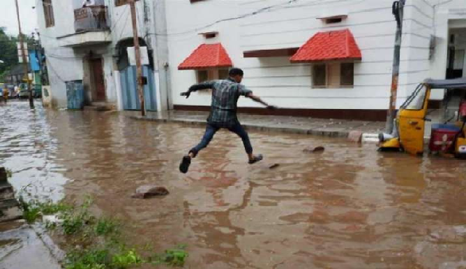 Heavy Rain in Hyderabad: हैदराबाद में भारी बारिश से हाहाकार, सड़कों पर बाढ़ के हालात, 11 लोगों की मौत