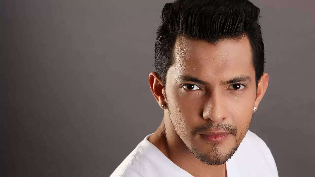 Aditya Narayan: स्टाफ के साथ बदतमीजी से लेकर लड़की के थप्पड़ मारने तक कई बार विवादों में रह चुके है आदित्य नारायण