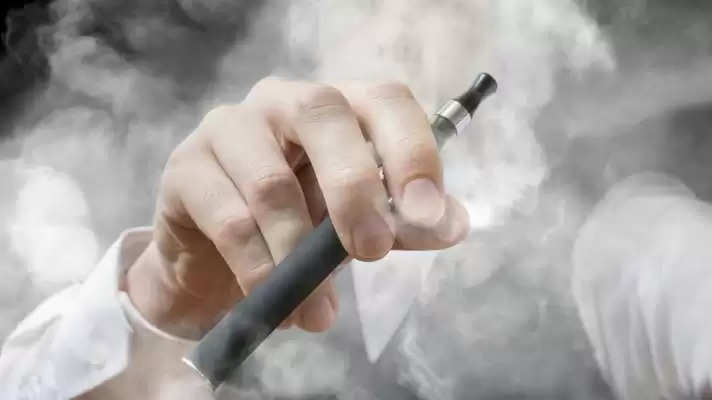 COVID 19: स्टडी में कहा गया है कि नियमित सिगरेट की तुलना में ई-सिगरेट में कोरोना का खतरा ज्यादा होता है