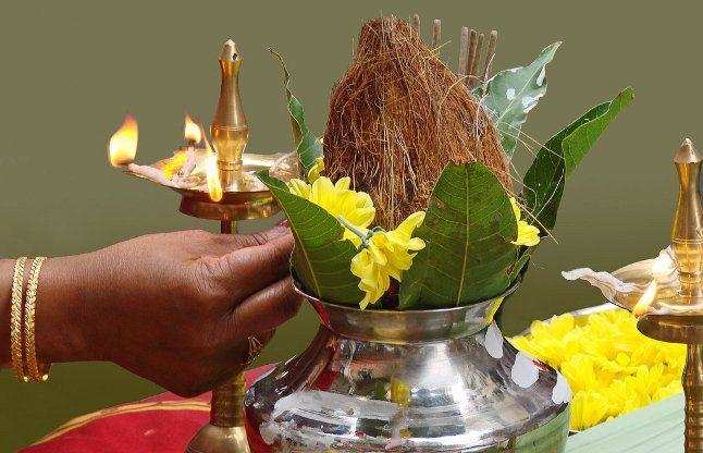 Puja path: पूजा का नारियल निकल जाए खराब, तो देता है यह संकेत