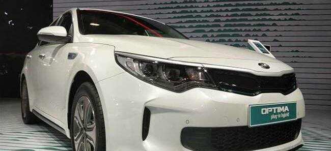 किआ ऑप्टिमा कार मॉडल को ऑटो एक्सपो में प्रदर्शित किया गया