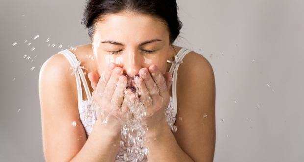 Face Wash करते वक्त लड़कियां अक्सर करती हैं ये 7 गलतियां
