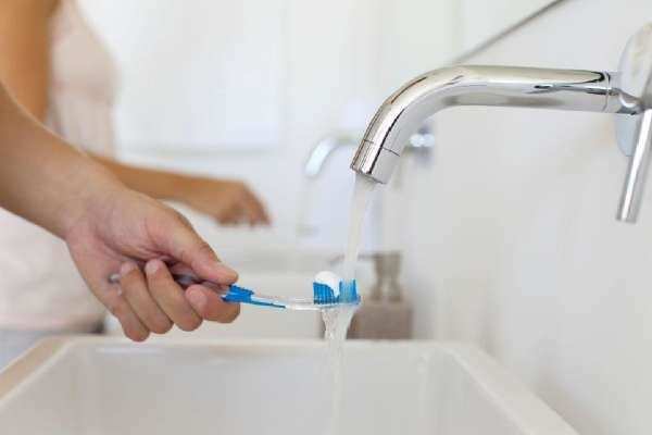 अगर आप भी ब्रश करने से पहले टूथपेस्ट को करते है गीला, तो जरुर पढ़ लें ये खबर