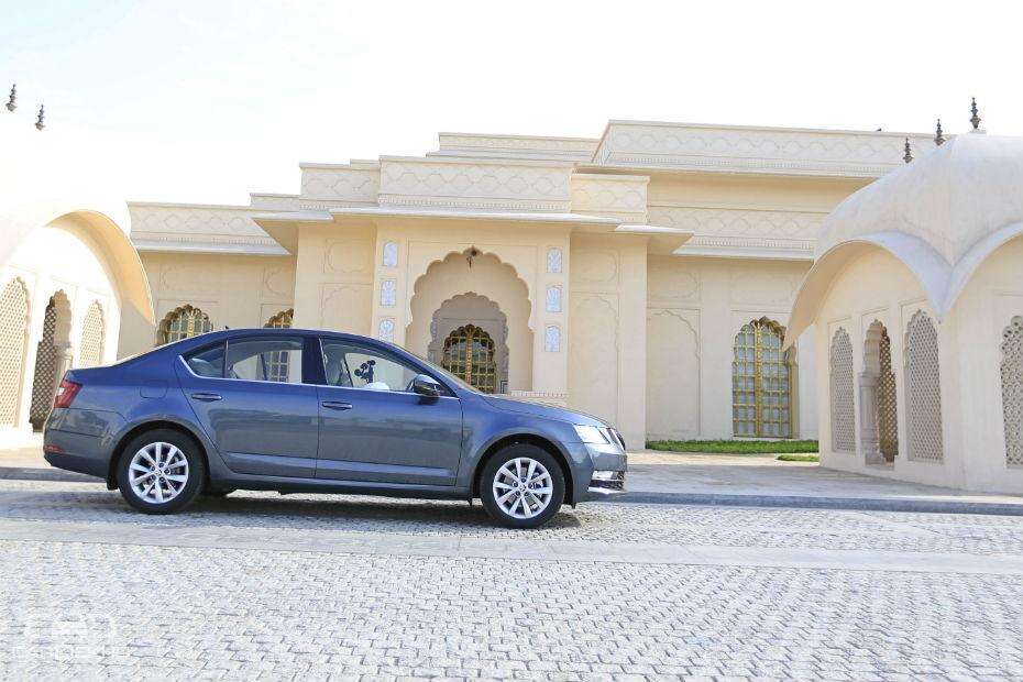 स्कोडा ऑक्टेविया का स्टाइल प्लस ट्रिम वैरिएंट हुआ रिप्लेस