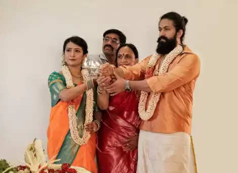 Yash: पत्नी के साथ नए घर में अभिनेता ने यश ने किया गृहप्रवेश, सामने आई पूजा की तस्वीरें