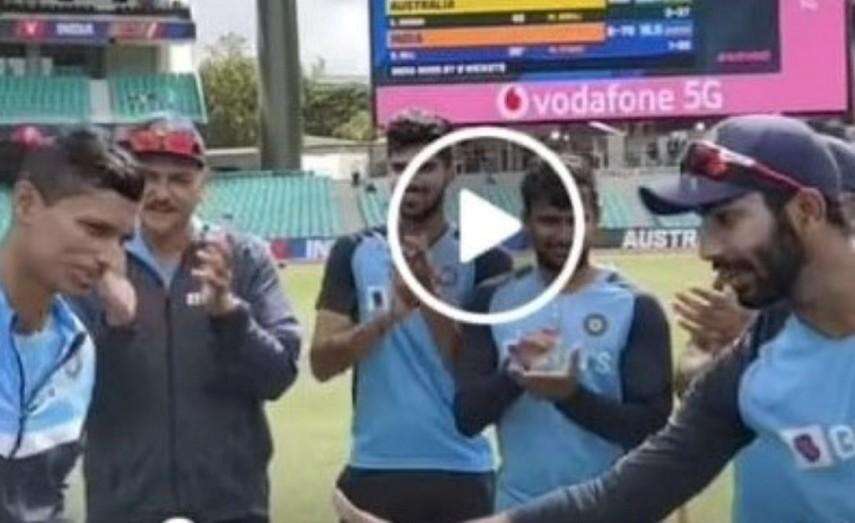 AUS vs IND:जसप्रीत बुमराह ने  नवदीप सैनी को टेस्ट कैप थमाते हुए कही बड़ी बात, देखें Video