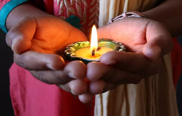 Puja path: घर में सुबह शाम दीपक जलाने के ये है नियम