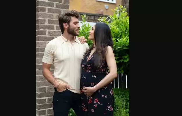 Freida Pinto ने मंगेतर कोरी ट्रैन के साथ गर्भावस्था की घोषणा करने के लिए बेबी बंप दिखाया